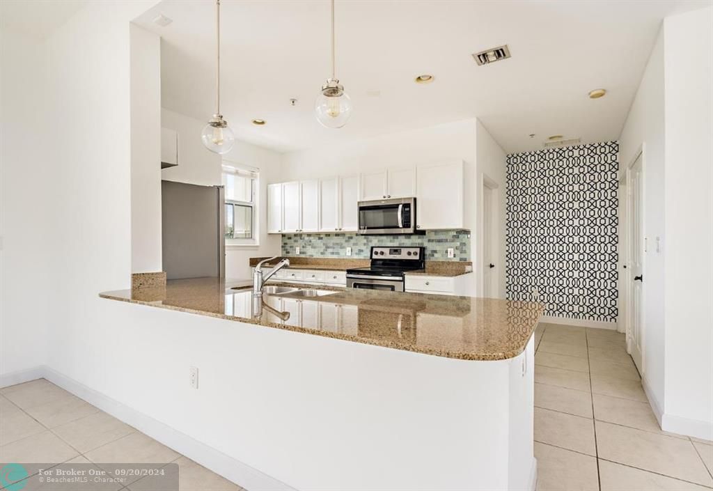 Active With Contract: $3,000 (1 beds, 1 baths, 1078 Square Feet)