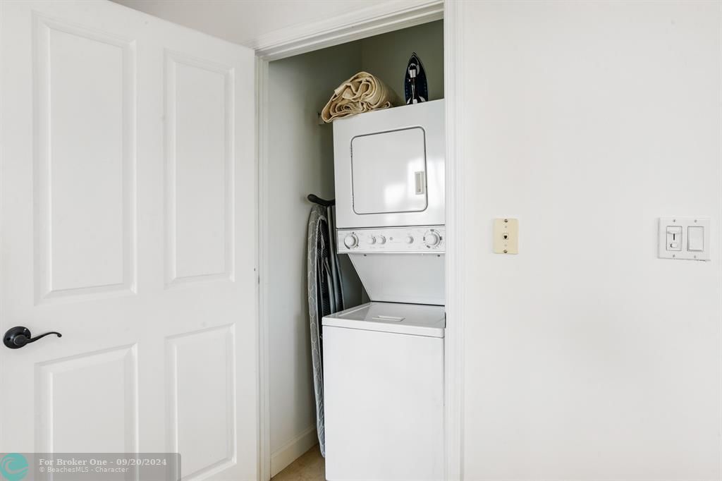 Active With Contract: $3,000 (1 beds, 1 baths, 1078 Square Feet)