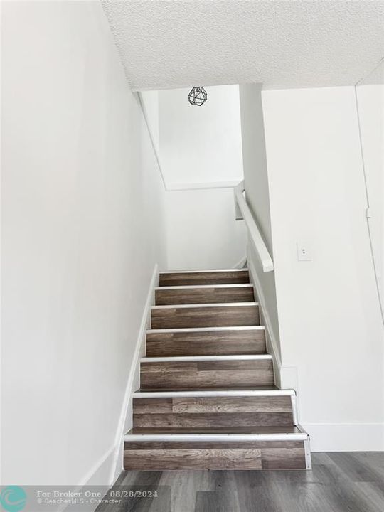 Active With Contract: $1,950 (2 beds, 1 baths, 944 Square Feet)