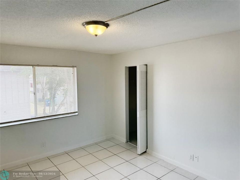 Active With Contract: $1,950 (2 beds, 1 baths, 944 Square Feet)