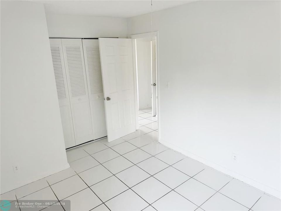 Active With Contract: $1,950 (2 beds, 1 baths, 944 Square Feet)