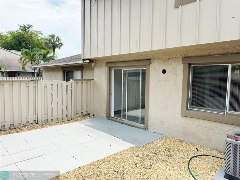 Active With Contract: $1,950 (2 beds, 1 baths, 944 Square Feet)