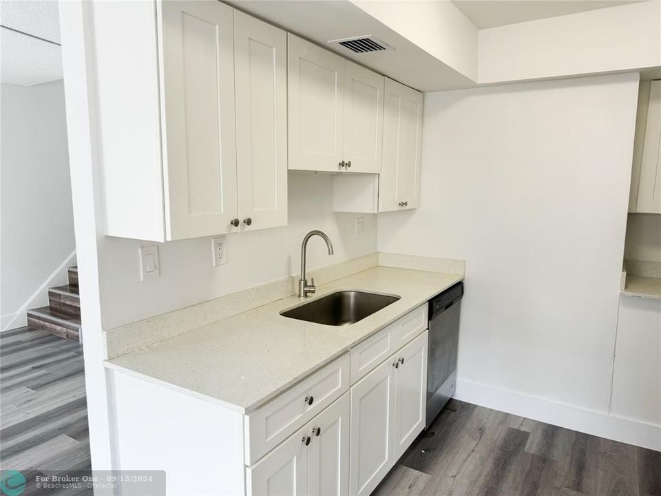 Recently Rented: $1,950 (2 beds, 1 baths, 944 Square Feet)