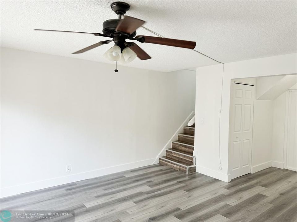 Recently Rented: $1,950 (2 beds, 1 baths, 944 Square Feet)