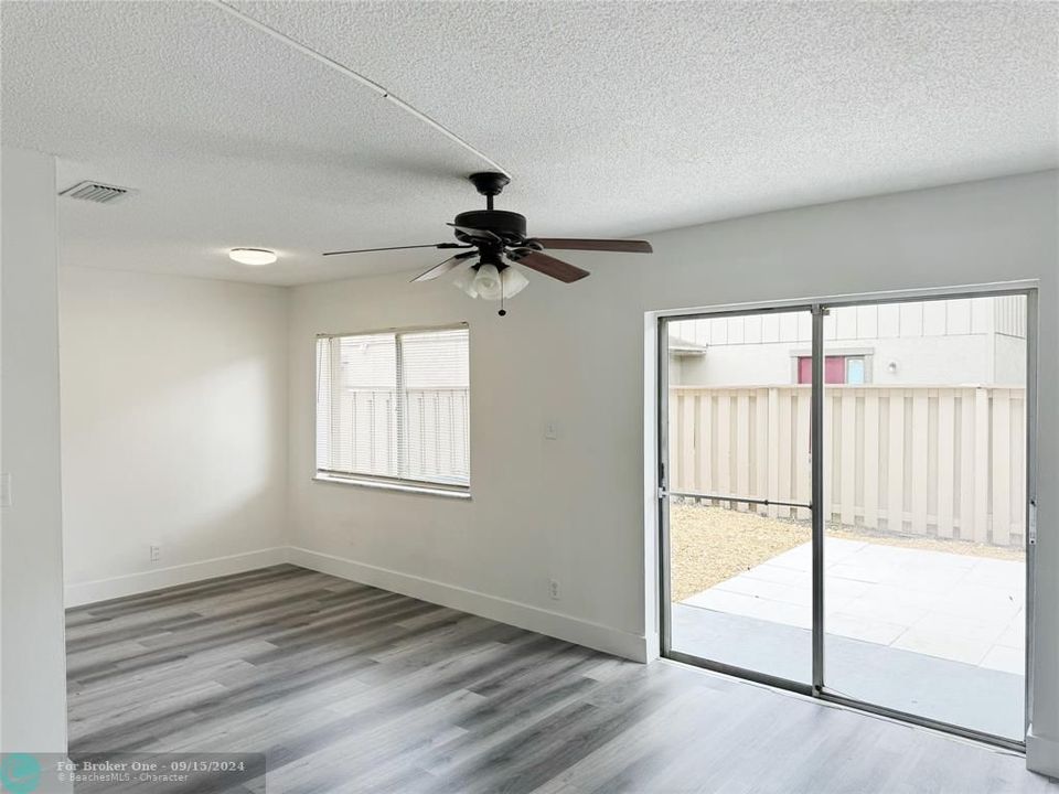 Active With Contract: $1,950 (2 beds, 1 baths, 944 Square Feet)