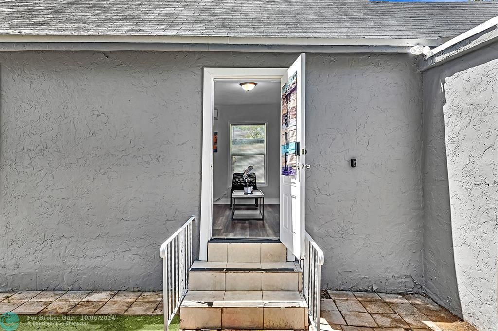 For Sale: $334,990 (2 beds, 2 baths, 878 Square Feet)