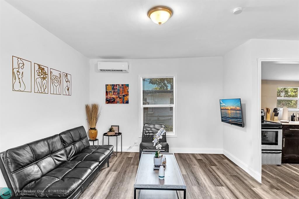 For Sale: $334,990 (2 beds, 2 baths, 878 Square Feet)