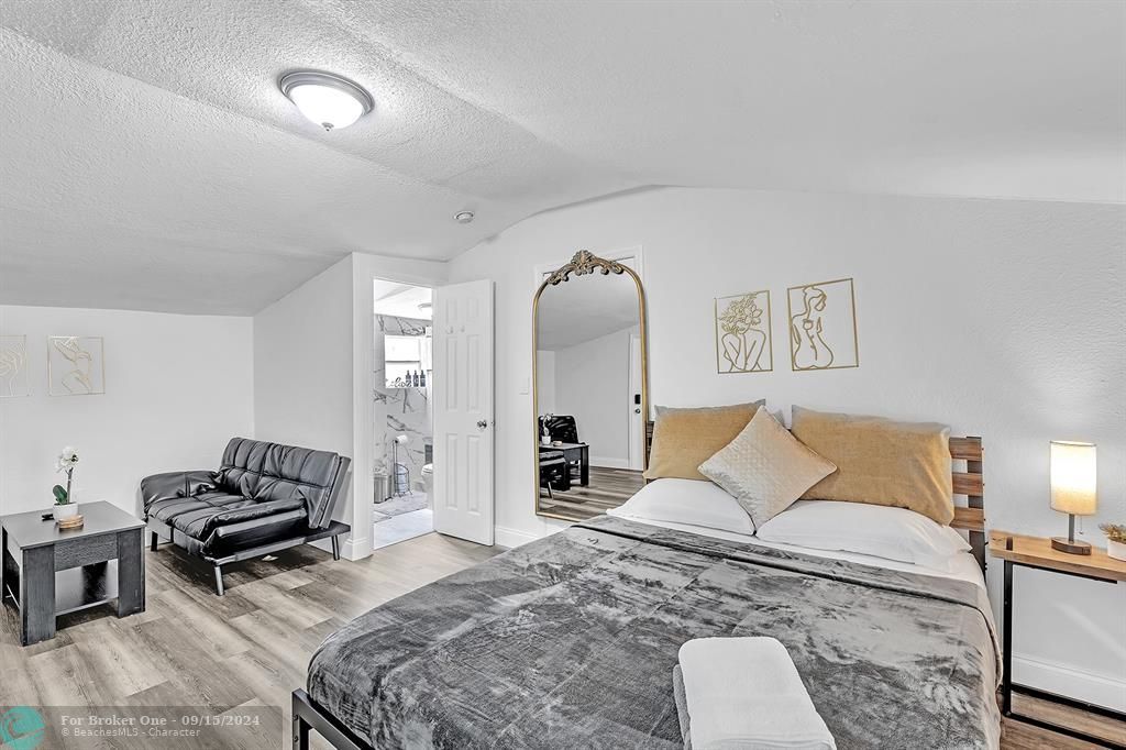 For Sale: $334,990 (2 beds, 2 baths, 878 Square Feet)