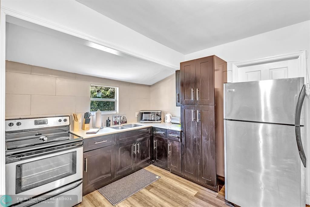 For Sale: $334,990 (2 beds, 2 baths, 878 Square Feet)