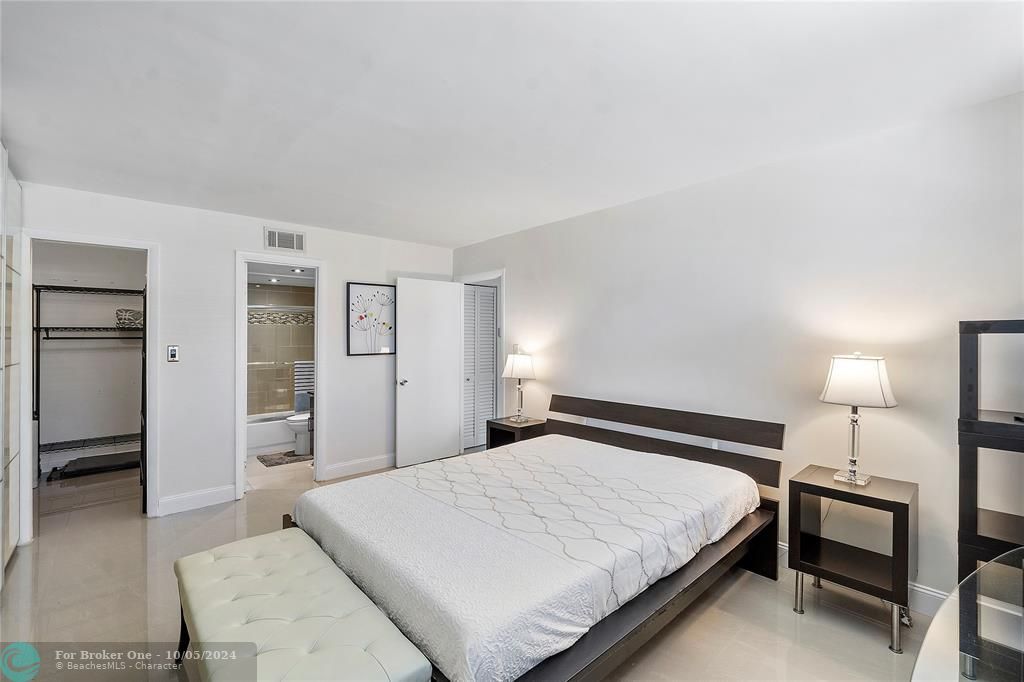 Active With Contract: $2,100 (1 beds, 1 baths, 621 Square Feet)