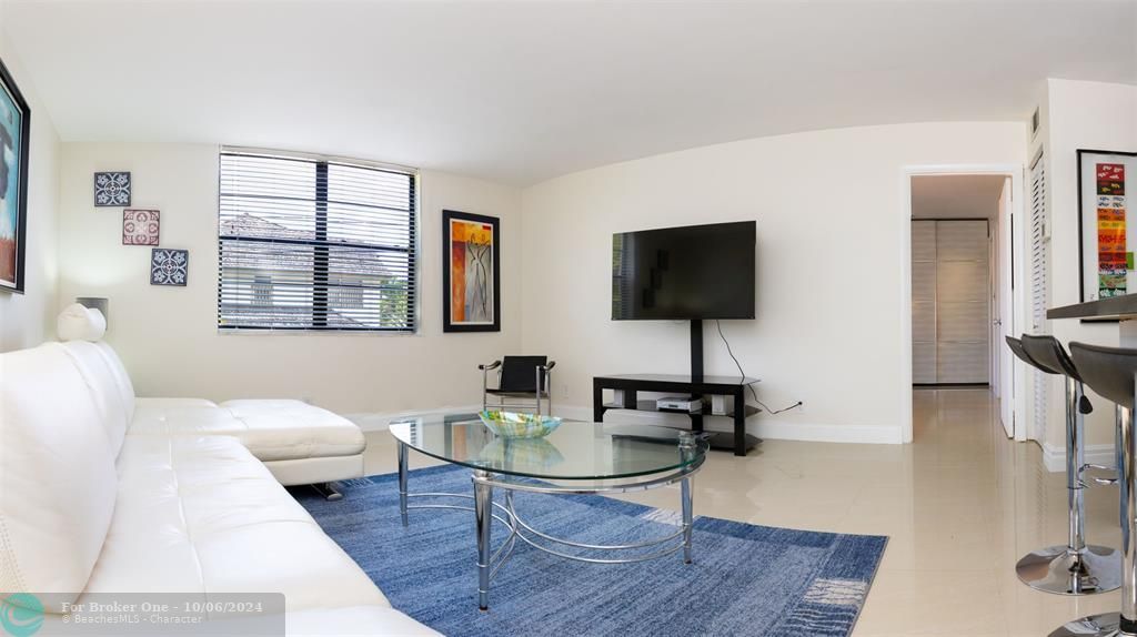 Active With Contract: $2,100 (1 beds, 1 baths, 621 Square Feet)