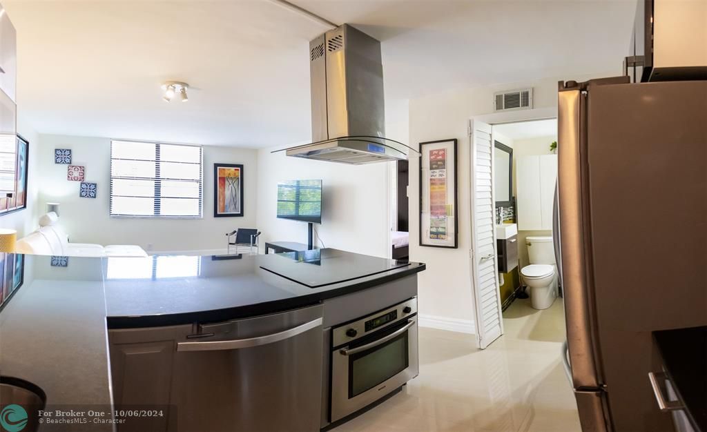 Active With Contract: $2,100 (1 beds, 1 baths, 621 Square Feet)