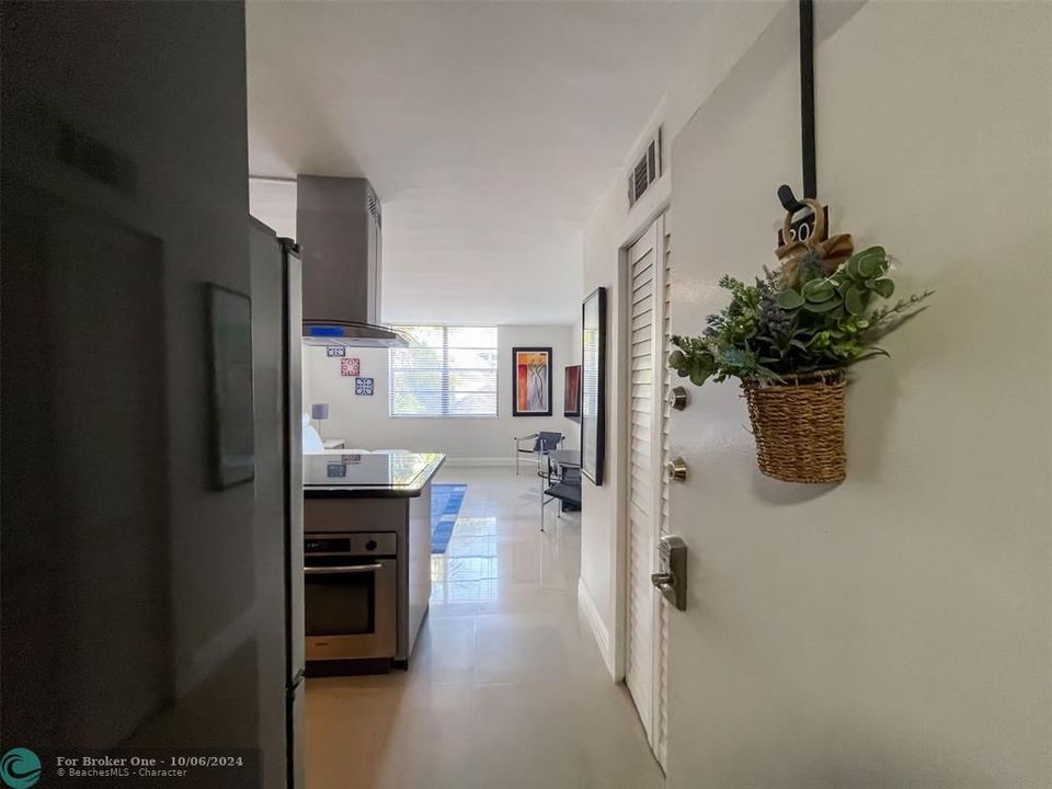 Active With Contract: $2,100 (1 beds, 1 baths, 621 Square Feet)