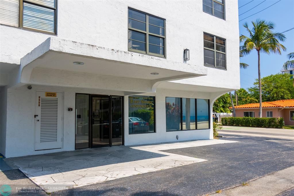 Active With Contract: $2,100 (1 beds, 1 baths, 621 Square Feet)