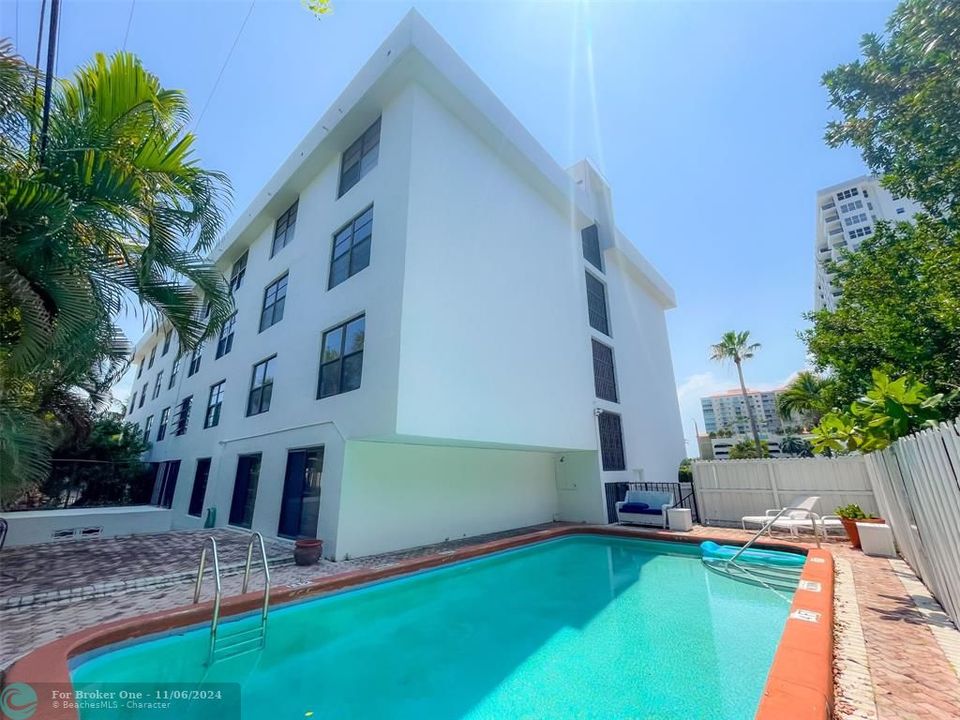 Active With Contract: $2,100 (1 beds, 1 baths, 621 Square Feet)