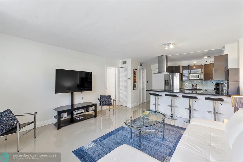 Active With Contract: $2,100 (1 beds, 1 baths, 621 Square Feet)