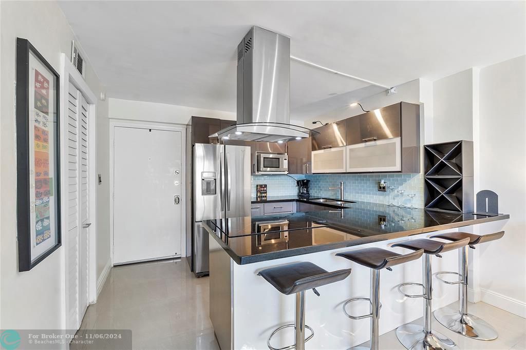 Active With Contract: $2,100 (1 beds, 1 baths, 621 Square Feet)