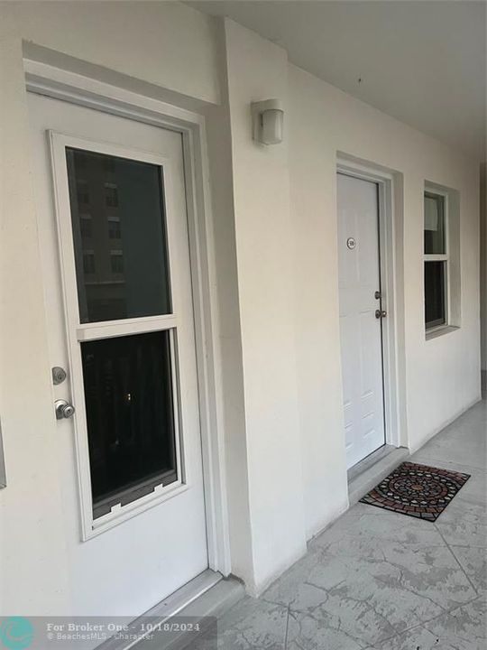 Active With Contract: $1,800 (1 beds, 1 baths, 710 Square Feet)