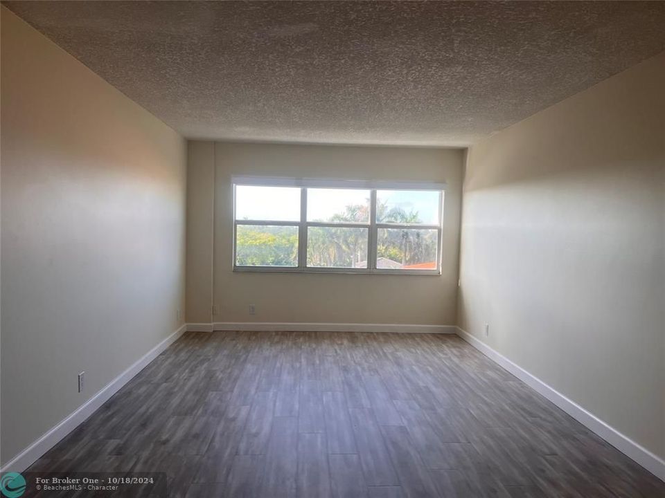 Active With Contract: $1,800 (1 beds, 1 baths, 710 Square Feet)