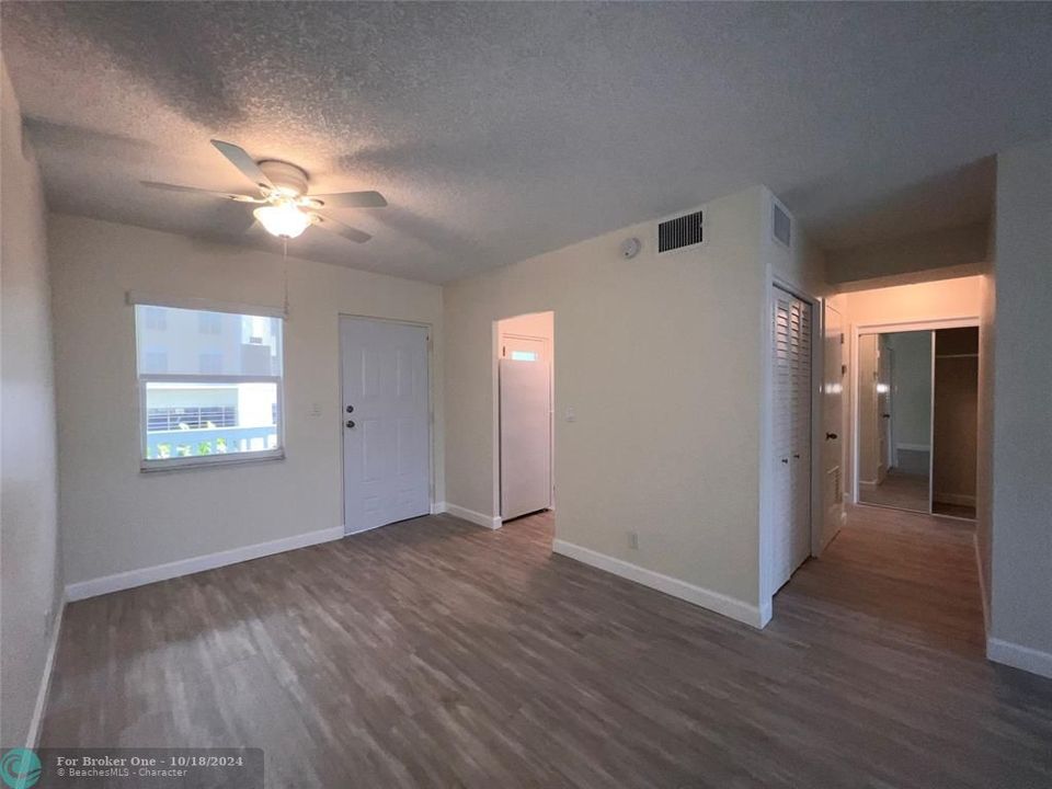 Active With Contract: $1,800 (1 beds, 1 baths, 710 Square Feet)