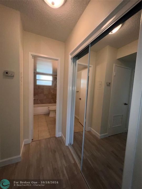 Active With Contract: $1,800 (1 beds, 1 baths, 710 Square Feet)