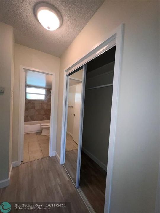 Active With Contract: $1,800 (1 beds, 1 baths, 710 Square Feet)