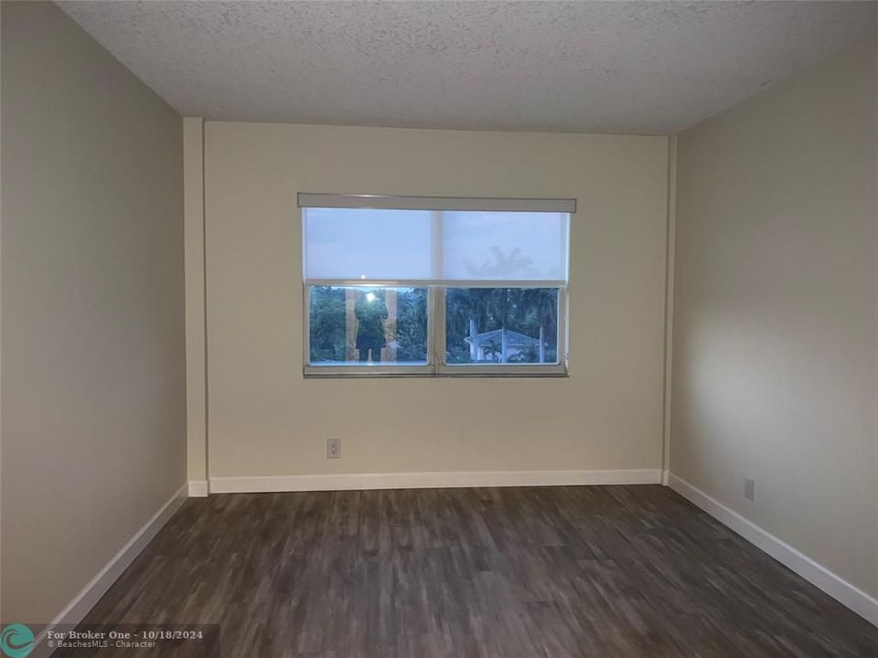 Active With Contract: $1,800 (1 beds, 1 baths, 710 Square Feet)