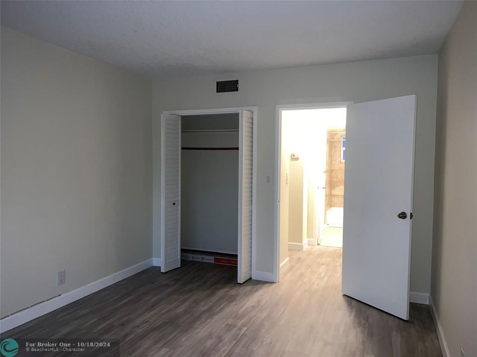 Active With Contract: $1,800 (1 beds, 1 baths, 710 Square Feet)