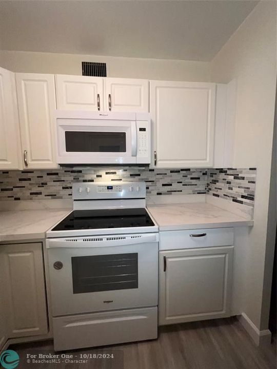 Active With Contract: $1,800 (1 beds, 1 baths, 710 Square Feet)