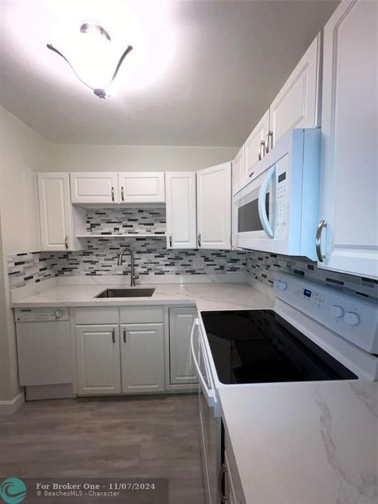 Active With Contract: $1,800 (1 beds, 1 baths, 710 Square Feet)