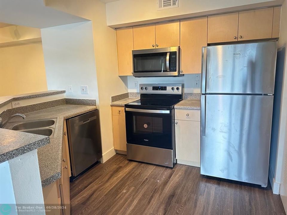 For Sale: $209,000 (1 beds, 1 baths, 802 Square Feet)