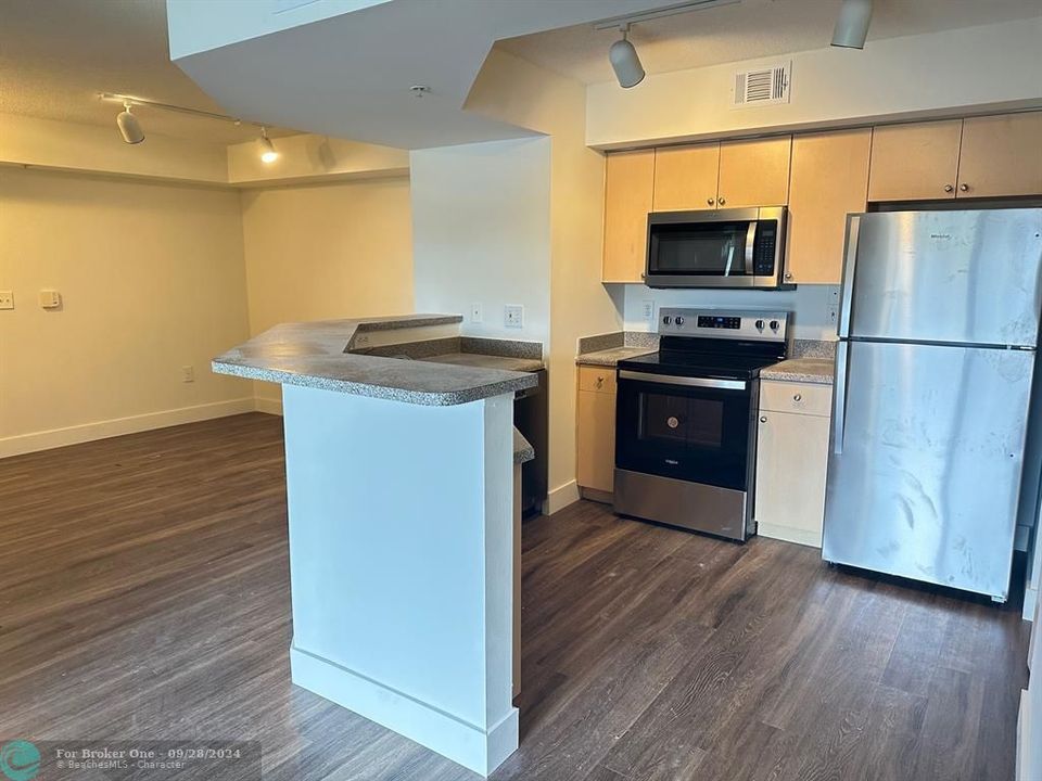 For Sale: $209,000 (1 beds, 1 baths, 802 Square Feet)