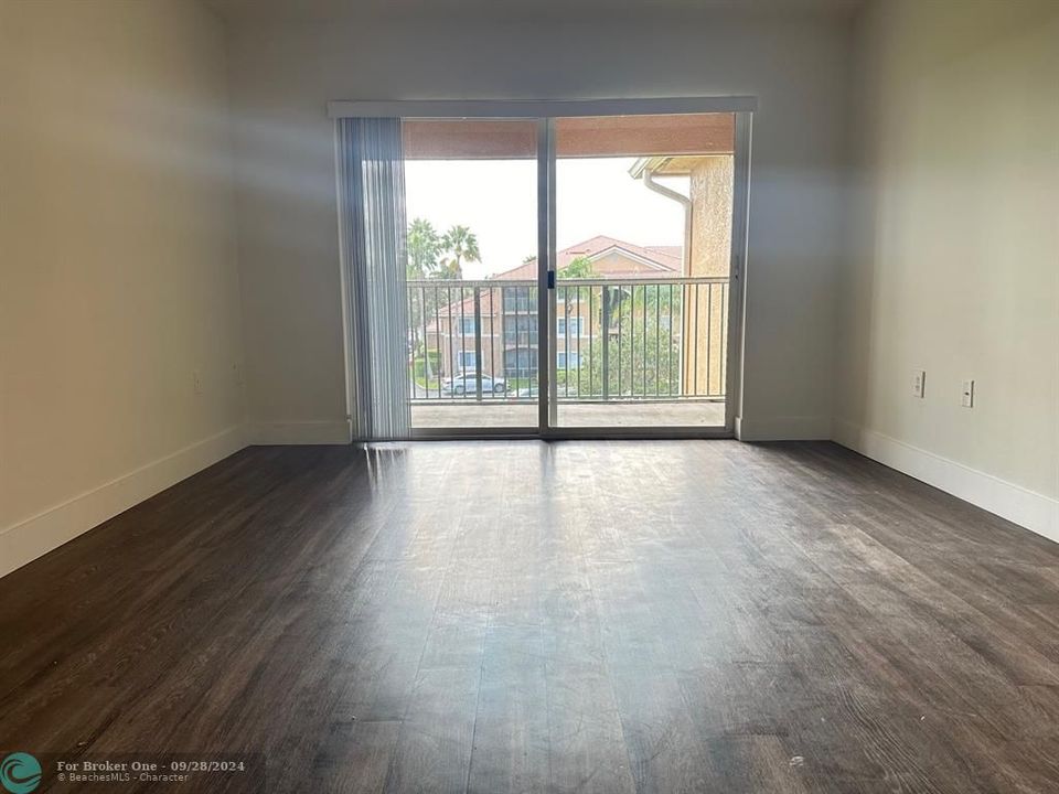 For Sale: $209,000 (1 beds, 1 baths, 802 Square Feet)