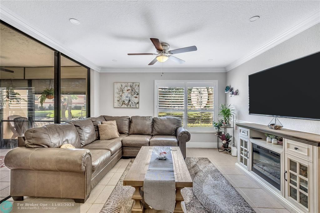 Active With Contract: $325,000 (3 beds, 2 baths, 1093 Square Feet)