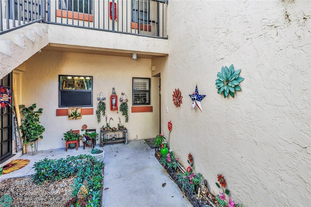 Active With Contract: $325,000 (3 beds, 2 baths, 1093 Square Feet)