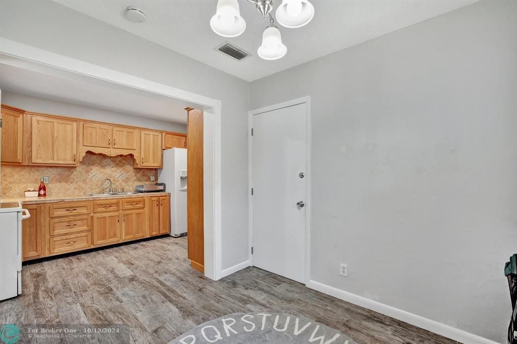 Active With Contract: $399,000 (2 beds, 1 baths, 1396 Square Feet)