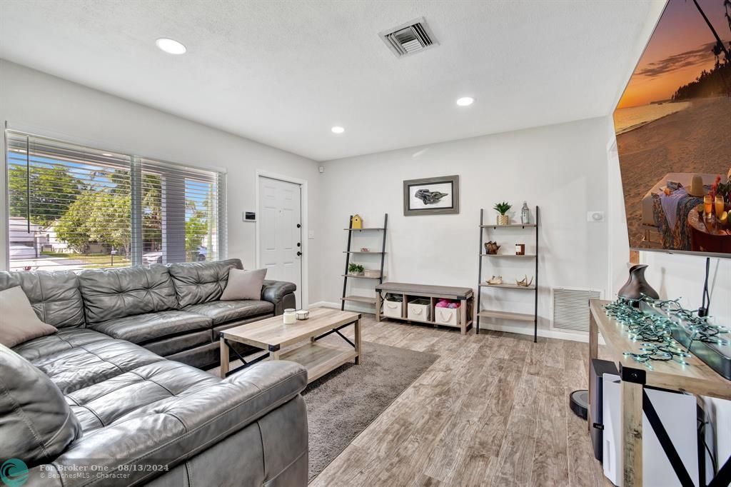 Active With Contract: $399,000 (2 beds, 1 baths, 1396 Square Feet)