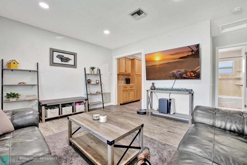 Active With Contract: $399,000 (2 beds, 1 baths, 1396 Square Feet)