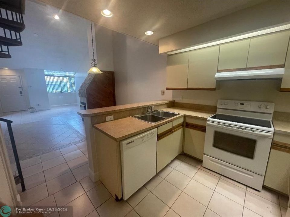 For Sale: $249,900 (1 beds, 1 baths, 955 Square Feet)