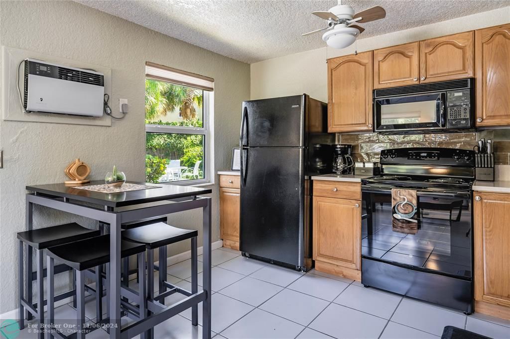 Active With Contract: $289,900 (1 beds, 1 baths, 427 Square Feet)