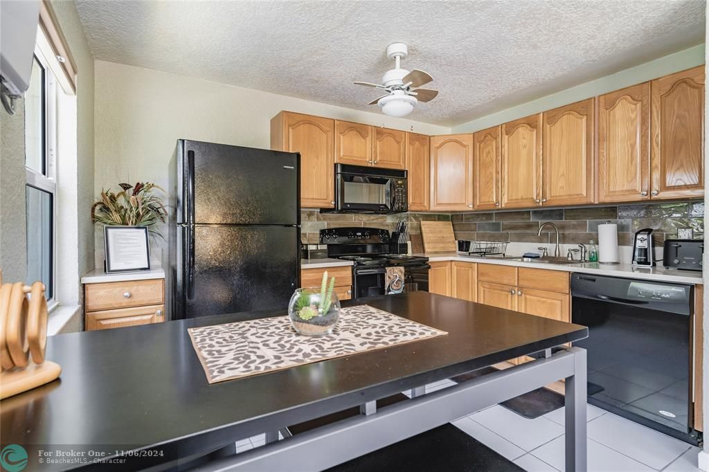 Active With Contract: $289,900 (1 beds, 1 baths, 427 Square Feet)