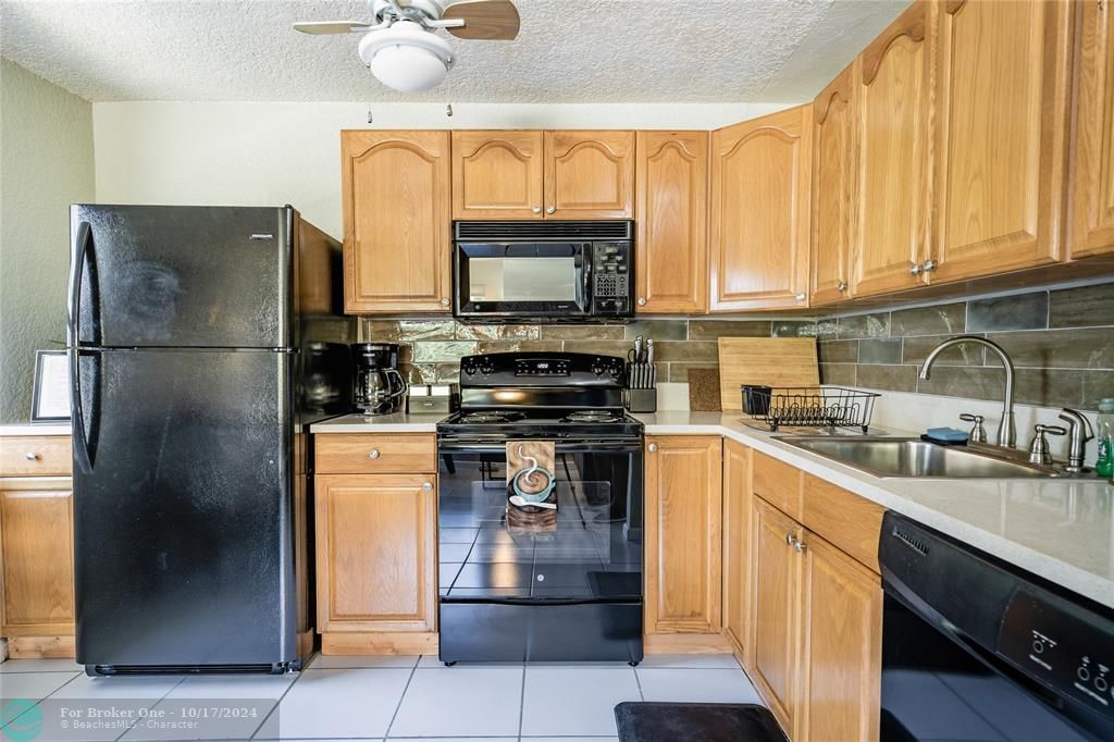 Active With Contract: $289,900 (1 beds, 1 baths, 427 Square Feet)