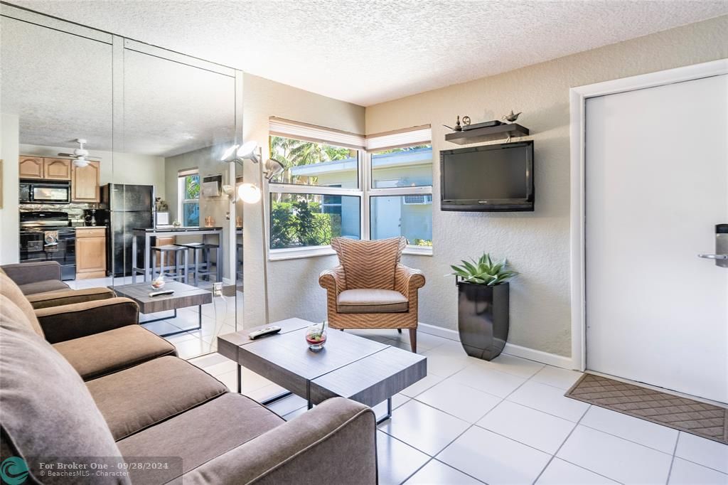 Active With Contract: $289,900 (1 beds, 1 baths, 427 Square Feet)