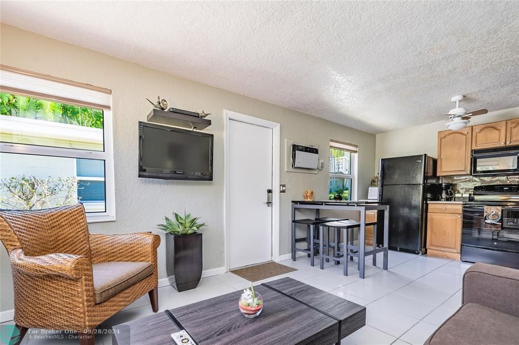 Active With Contract: $289,900 (1 beds, 1 baths, 427 Square Feet)