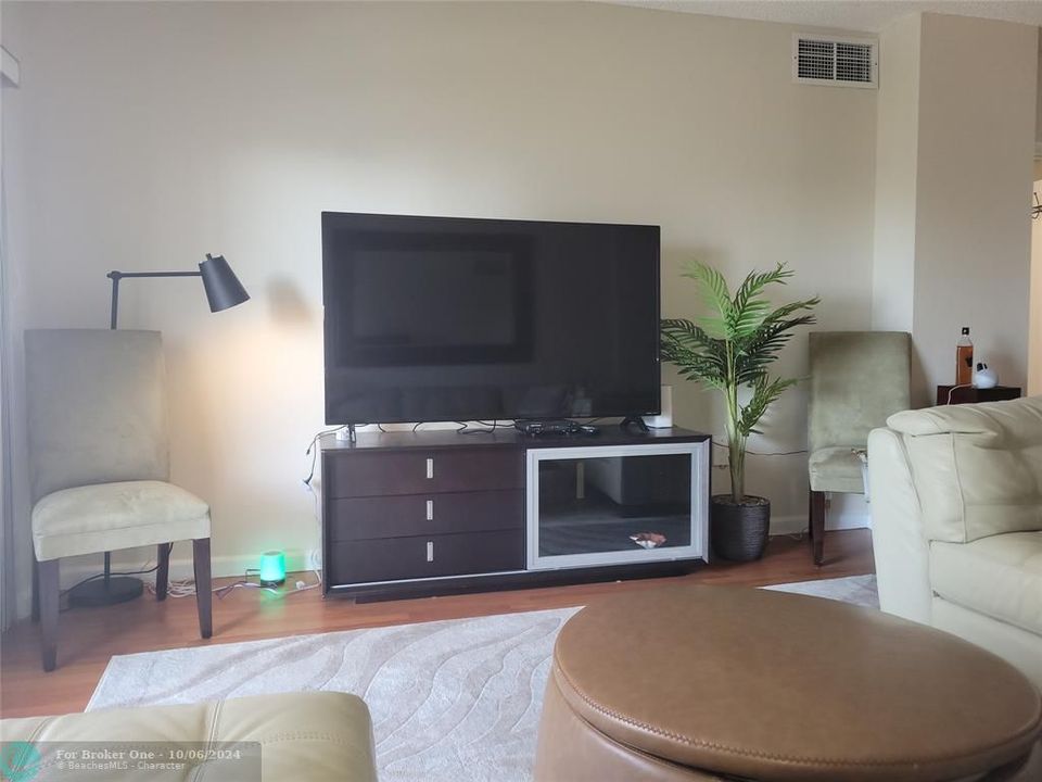 For Rent: $3,500 (1 beds, 1 baths, 870 Square Feet)