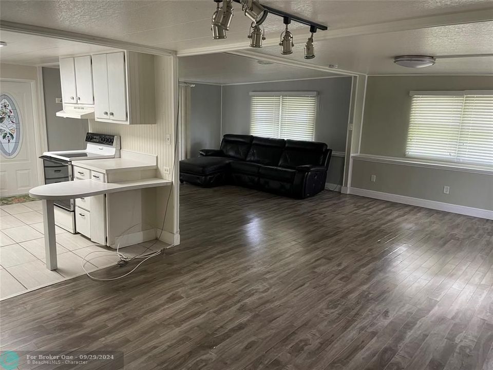 For Sale: $199,500 (2 beds, 2 baths, 1116 Square Feet)