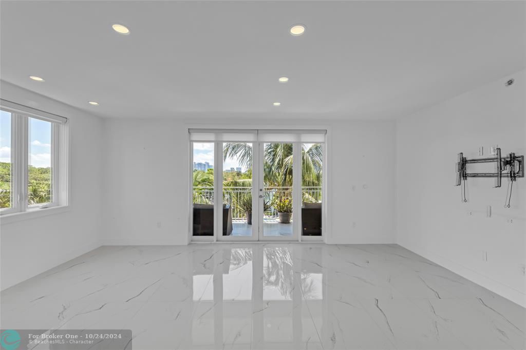 Recently Sold: $1,399,000 (3 beds, 2 baths, 1990 Square Feet)