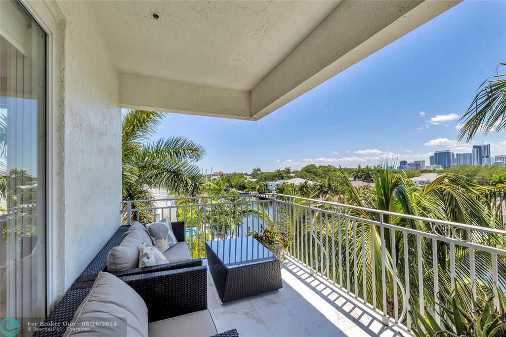 Recently Sold: $1,399,000 (3 beds, 2 baths, 1990 Square Feet)