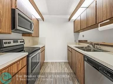 For Sale: $300,000 (2 beds, 2 baths, 1236 Square Feet)