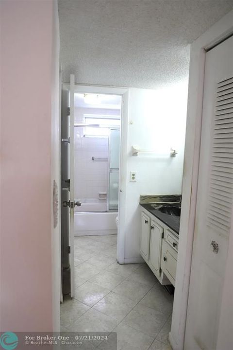 For Sale: $89,500 (1 beds, 1 baths, 660 Square Feet)
